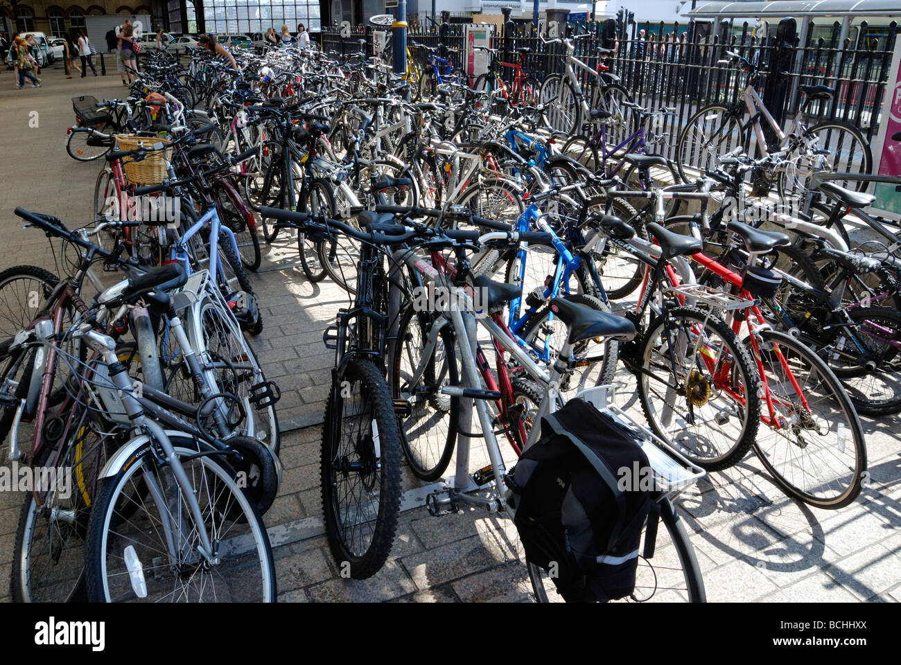 Biciclette parcheggiate in corrispondenza di una stazione Foto Stock