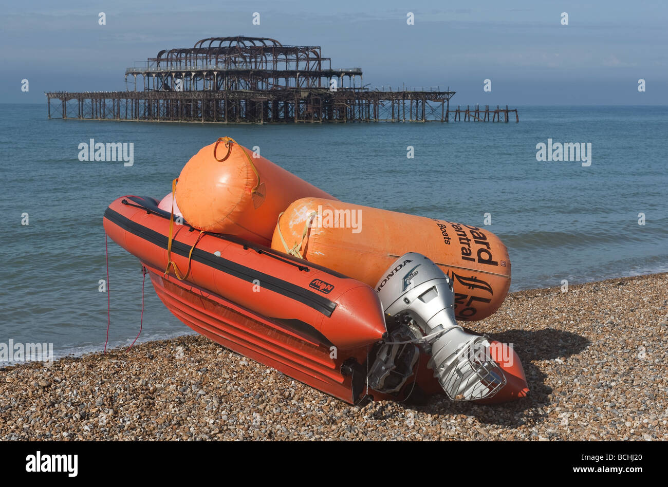 Sicurezza costiera motoscafo gonfiabili con boe di segnalazione pronto per la distribuzione lungo il litorale presso la spiaggia di Brighton infront di pier Foto Stock