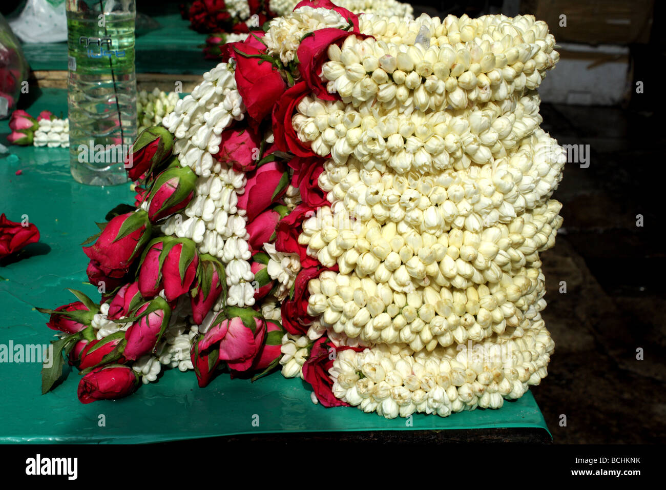 Ghirlanda di fiori a Pak Khlong Talat Mercato dei Fiori , Bangkok , Thailandia Foto Stock