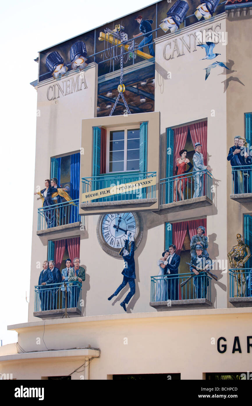 Trompe l oeil dotate di stelle del cinema sul lato di un edificio nella città vecchia Cannes Foto Stock
