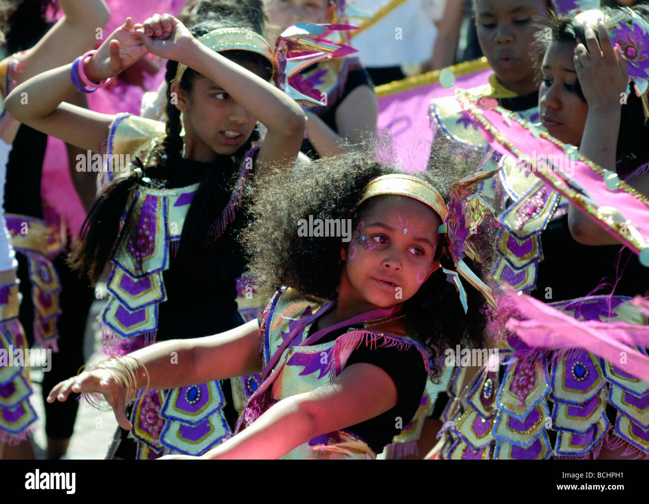 Giovani ragazze che ballano in costume in street parade Foto Stock