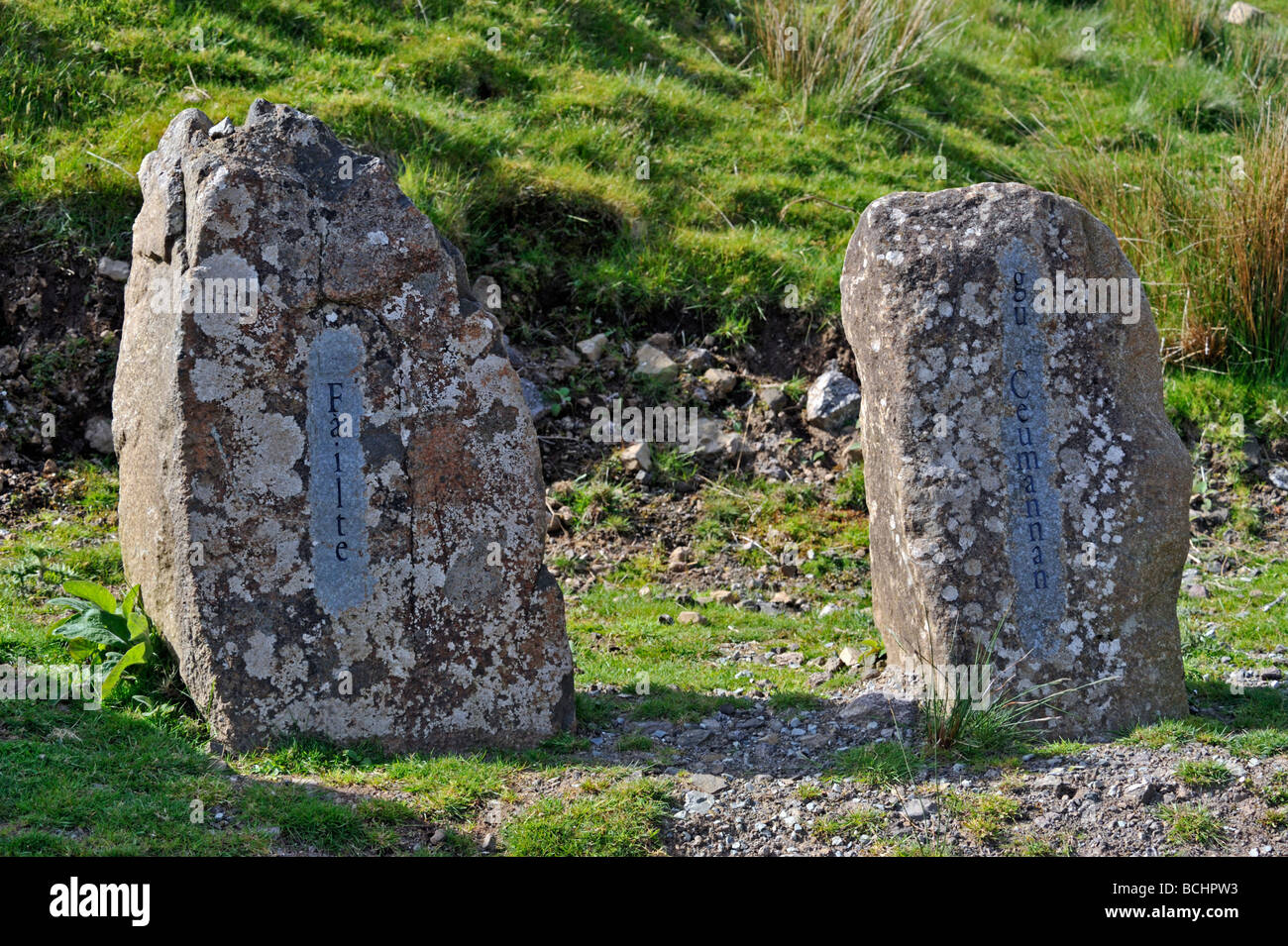 Inscritto pietre, 'Failte gu Ceumannan'. Flodigarry, Trotternish, Isola di Skye, Ebridi Interne, Scotland, Regno Unito, Europa Foto Stock