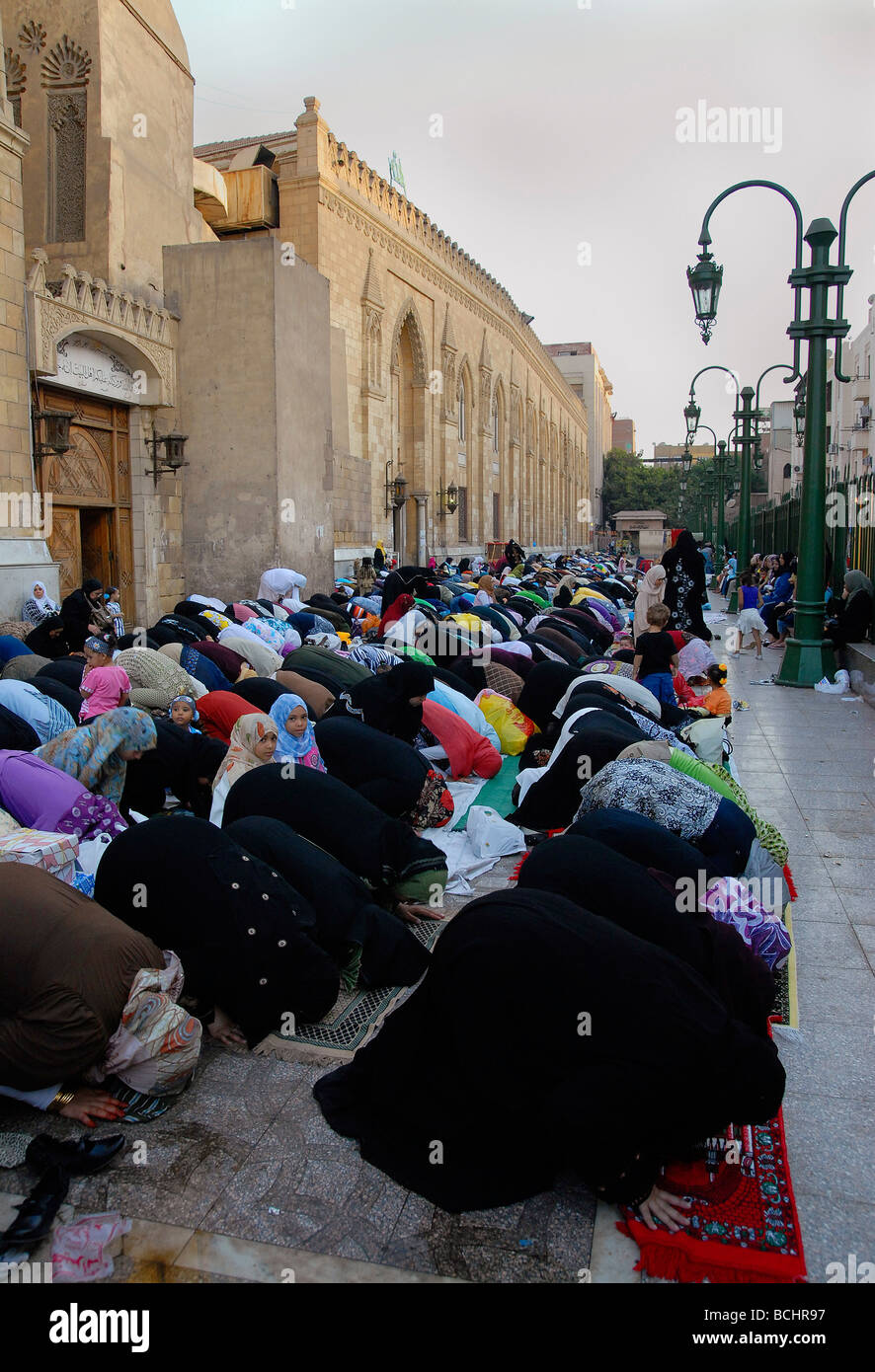 Egiziano delle donne musulmane in preghiera alla fine del santo mese di digiuno del Ramadan in Hussein moschea di Khan Al Khalili area nel Cairo Foto Stock