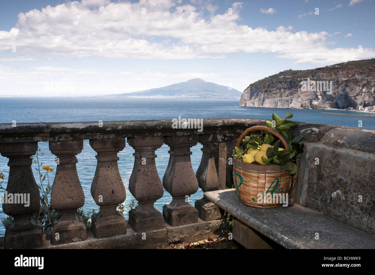 Una terrazza sul Golfo di Napoli nel centro storico di agrumeto il Pizzo  Sant Agnello di Sorrento Foto stock - Alamy