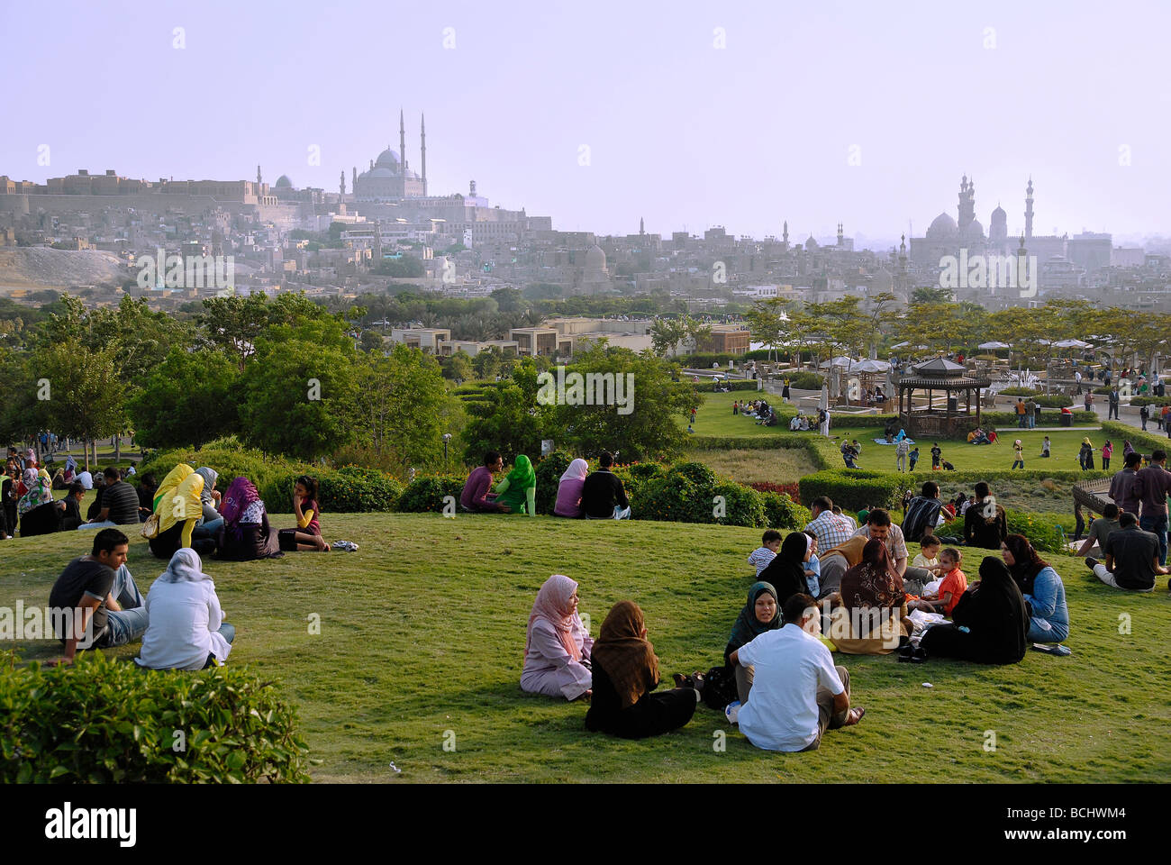 Azhar Park è sempre il luogo preferito per gli egiziani di andare fuori. Durante Eid El Fitr alla fine del Ramadan è particolarmente affollato. Foto Stock