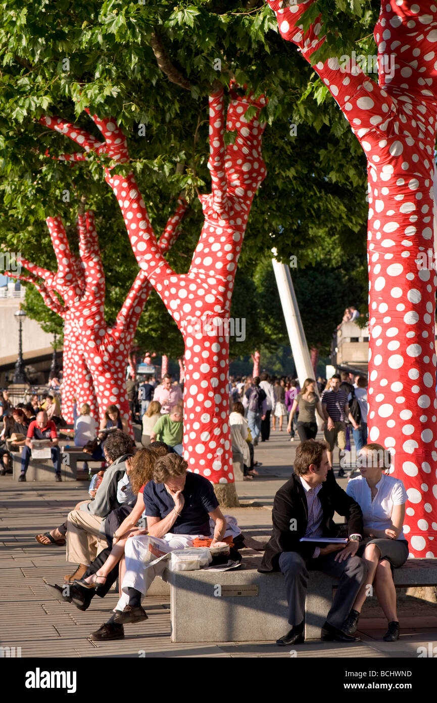 Alberi coperti di polka dots per celebrare la mostra di Yayoi Kusama a Hayward Gallery Southbank Centre London Regno Unito Foto Stock