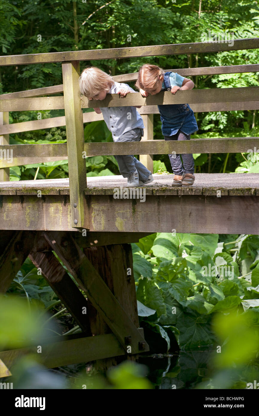 Due bambini piccoli su un ponte Foto Stock