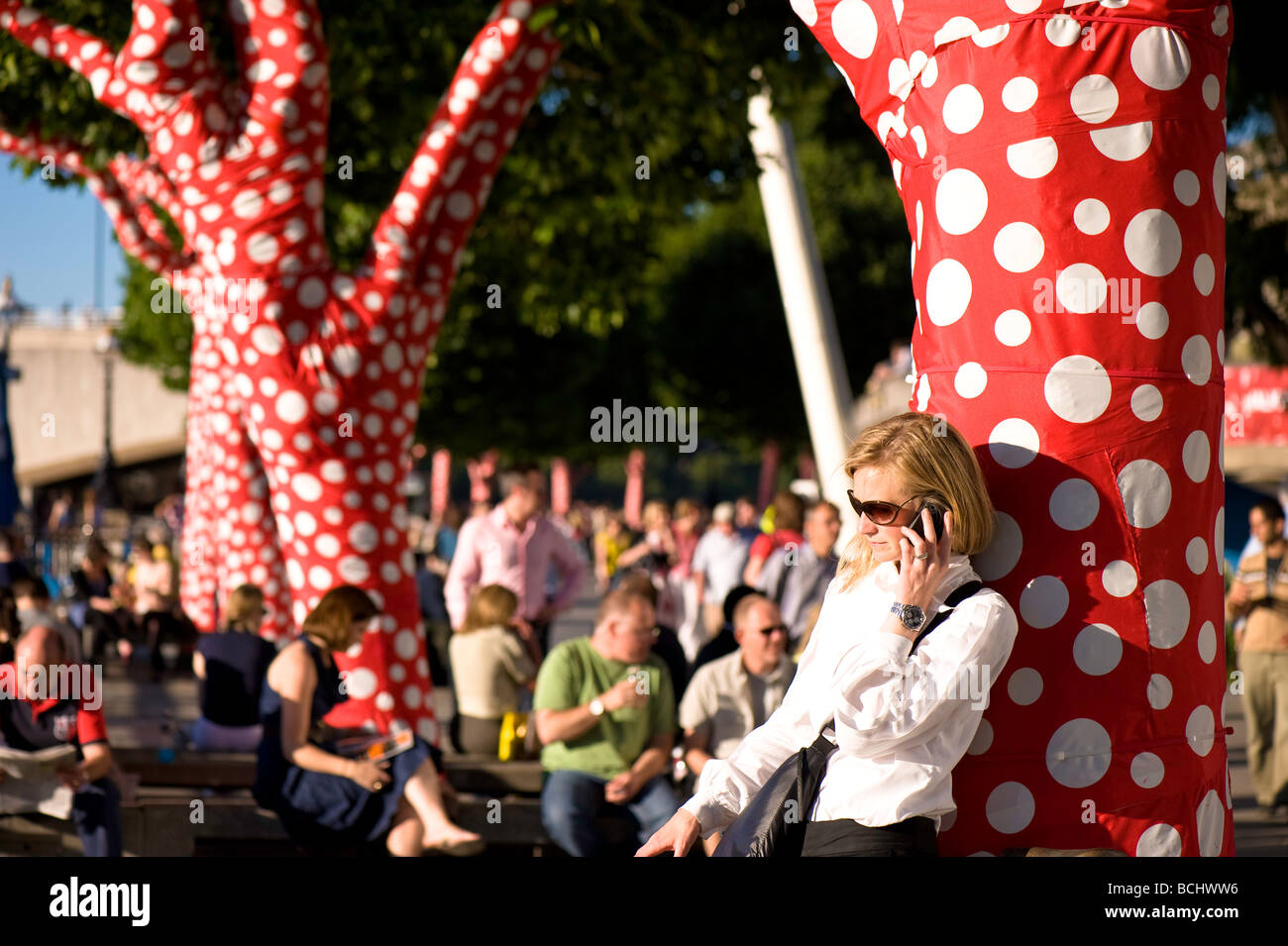 Alberi coperti di polka dots per celebrare la mostra di Yayoi Kusama a Hayward Gallery Southbank Centre London Regno Unito Foto Stock