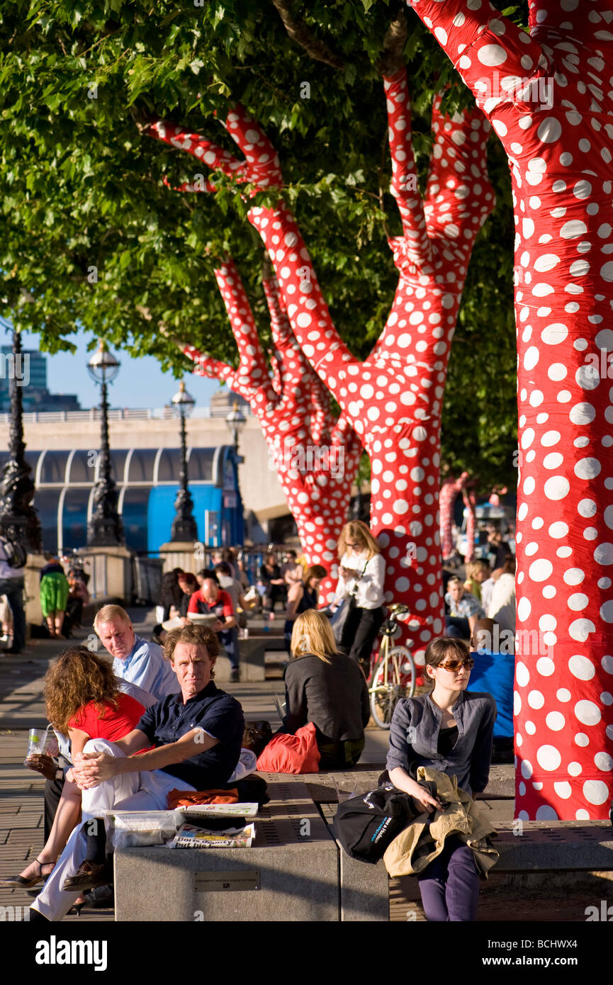 Alberi coperti di polka dots per celebrare la mostra di Yayoi Kusama a Hayward Gallery Southbank Centre London Regno Unito Foto Stock