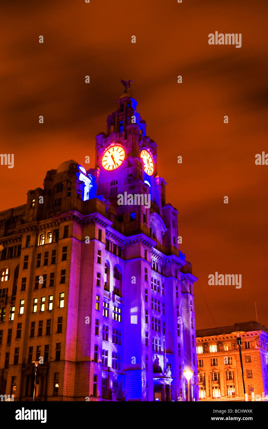Tempo di notte vista il Liver Building sull'ultima notte come "Capitale della cultura" 2008, Liverpool, England, Regno Unito Foto Stock