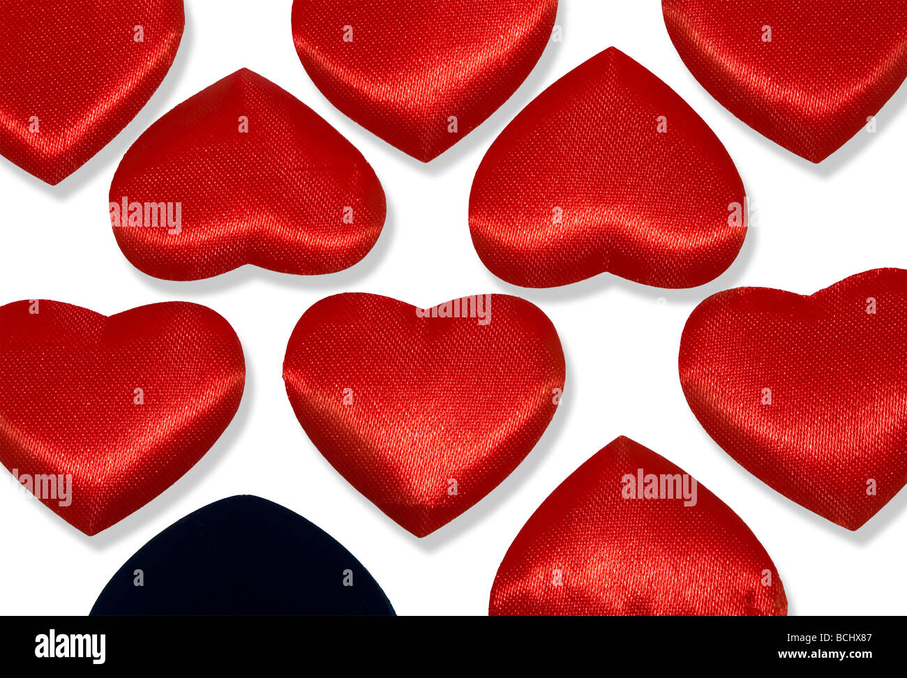 Righe del cuore rosso e uno nero di cuore. Isolato su bianco con le ombre. Sfondo. con percorso di clipping senza ombre Foto Stock