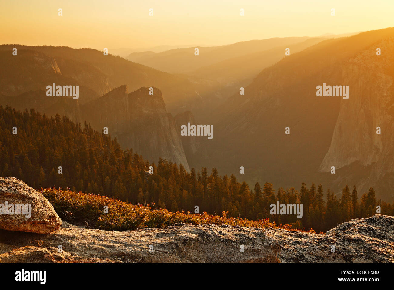 I fasci di luce su Yosemite Valley come visto dalla cupola Sentinel Foto Stock