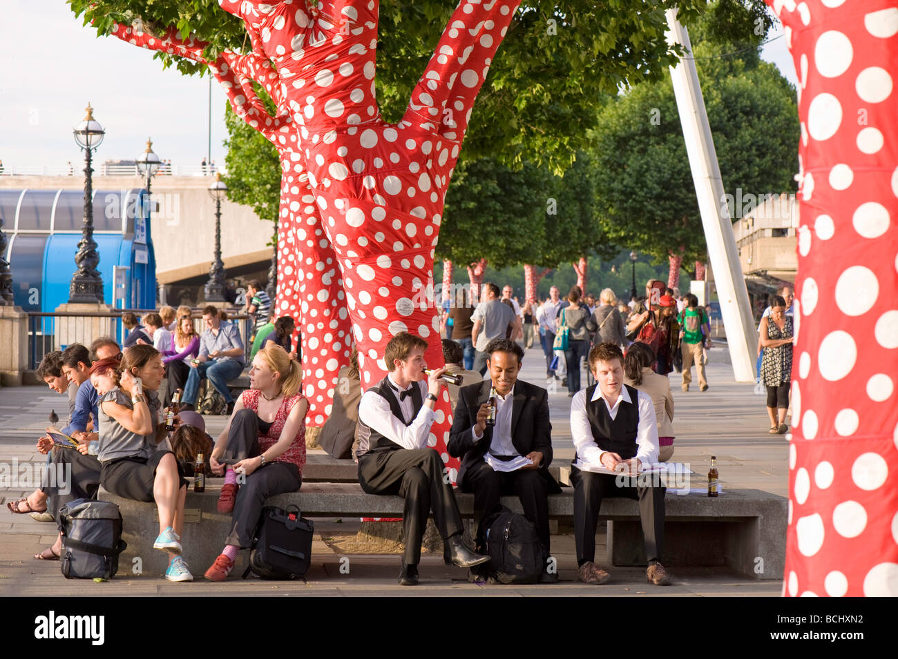 Alberi coperti di polka dots per celebrare la mostra di Yayoi Kusama a Hayward Gallery Southbank Centre London Regno Unito Foto Stock