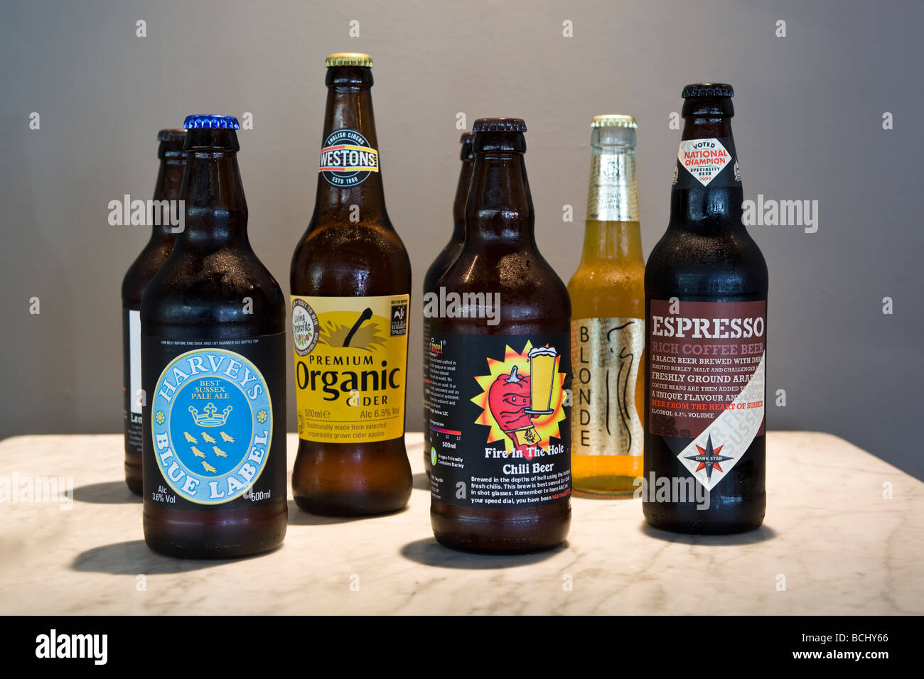 Un assortimento di bottiglie di birra Foto Stock