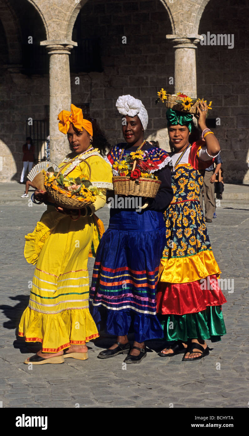 Gli animatori indossando il tradizionale costume locale Havana Vieja Cuba Foto Stock