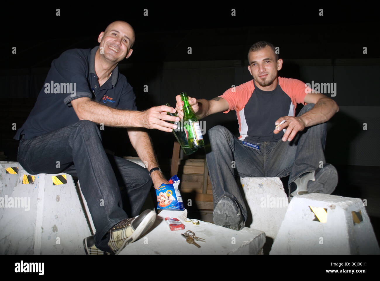 Giovani libanesi a bere birra Sabato notte Beirut Libano Foto Stock