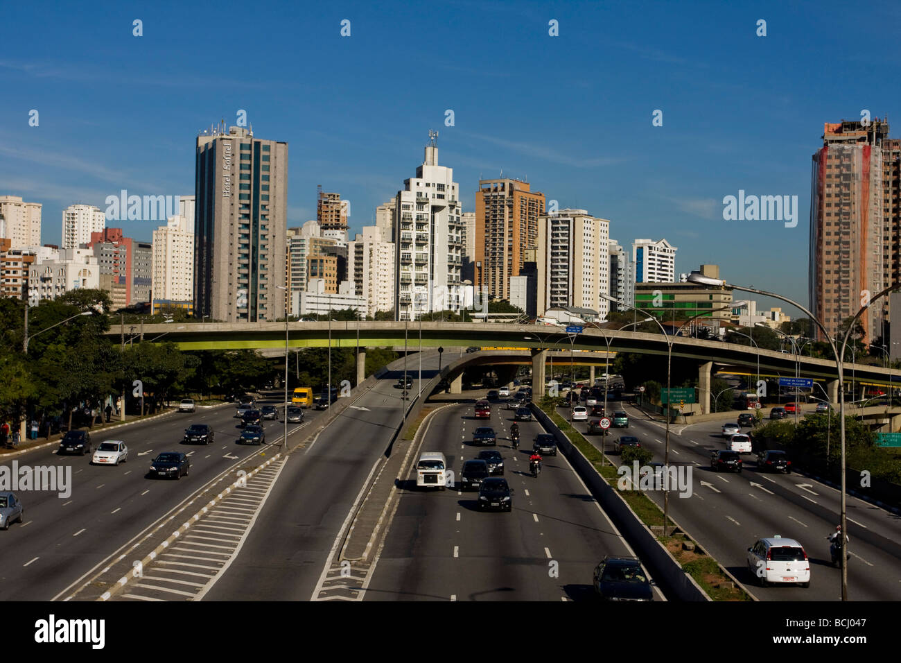 Sistema di strada vicino al parco di Ibirapuera Foto Stock