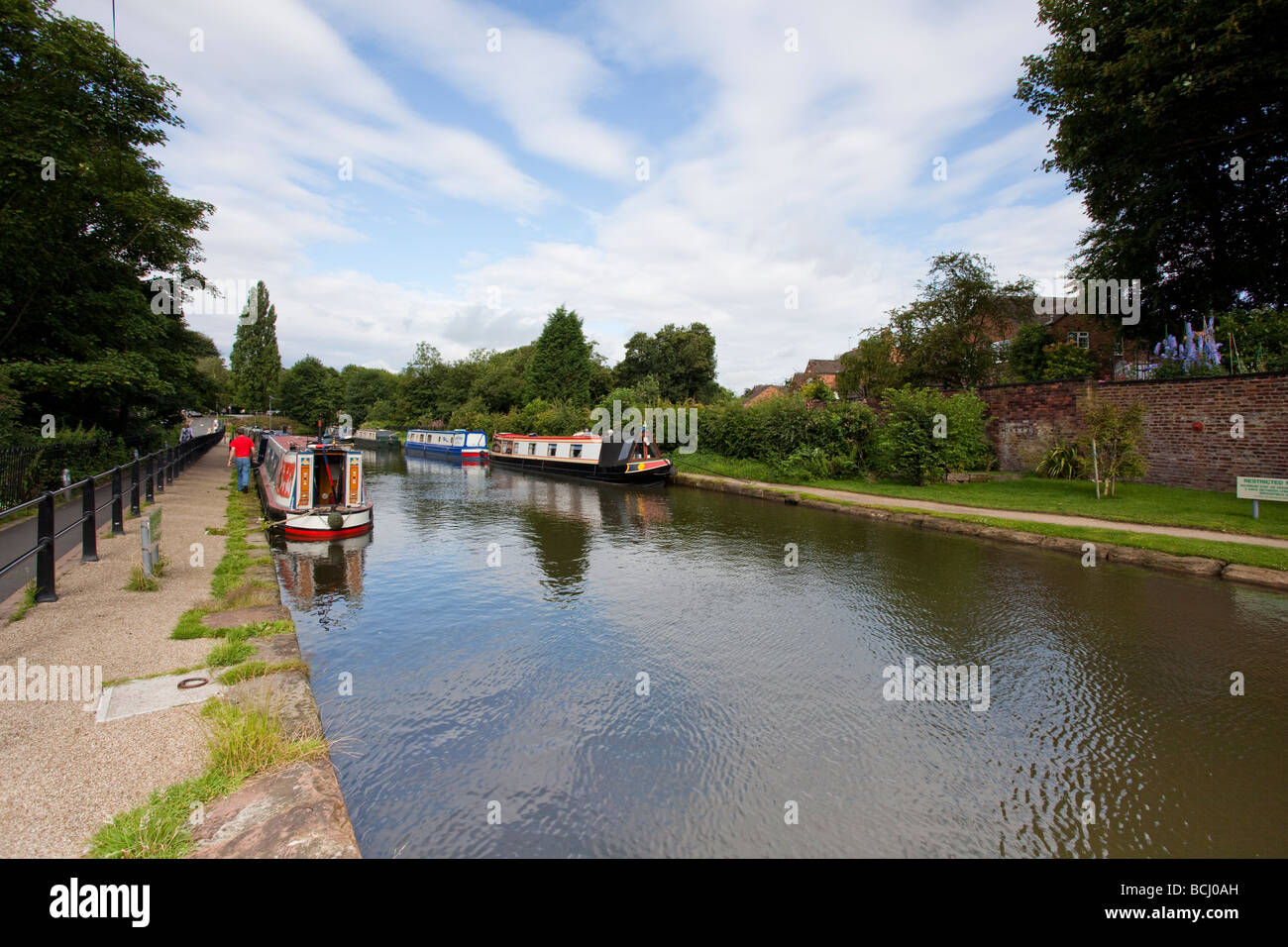 Canal e barche a Lymm, Warrington, Cheshire, Inghilterra Foto Stock