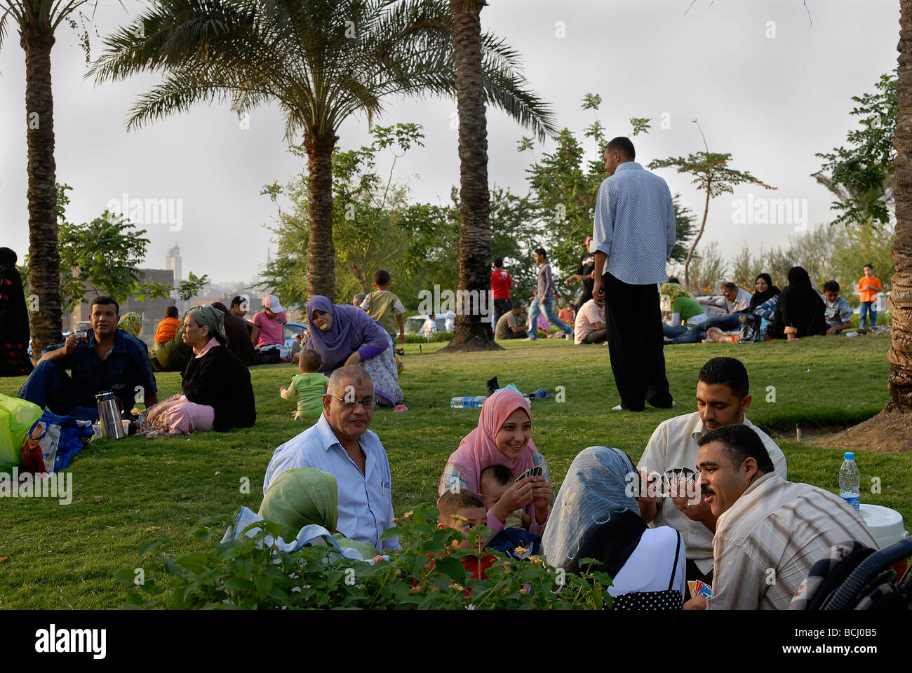 Azhar Park è sempre il luogo preferito per gli egiziani di andare fuori. Durante Eid El Fitr alla fine del Ramadan è particolarmente affollato. Foto Stock