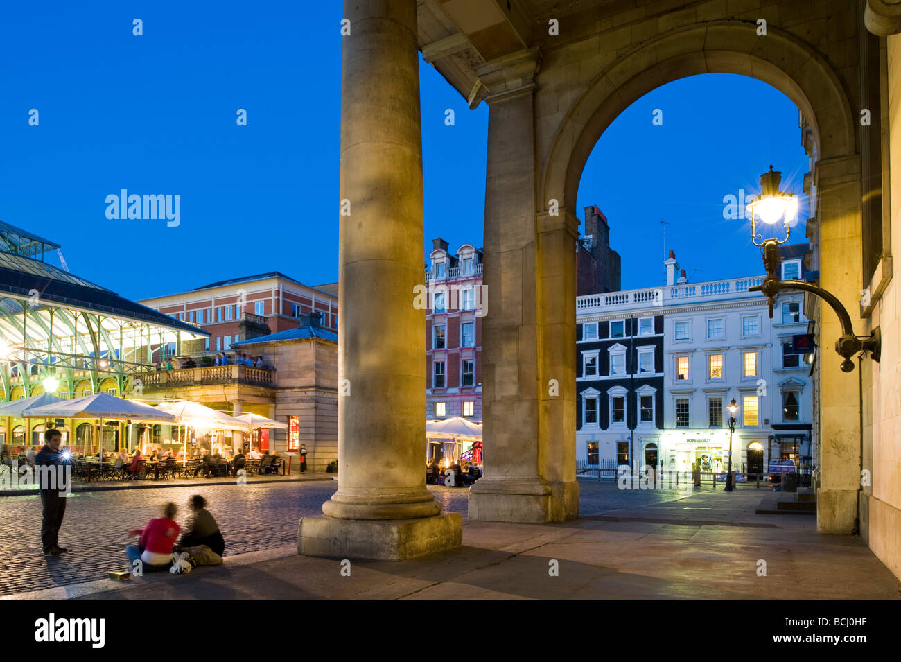 Le persone godono di notte fuori nei ristoranti a Covent Garden Londra Regno Unito Foto Stock