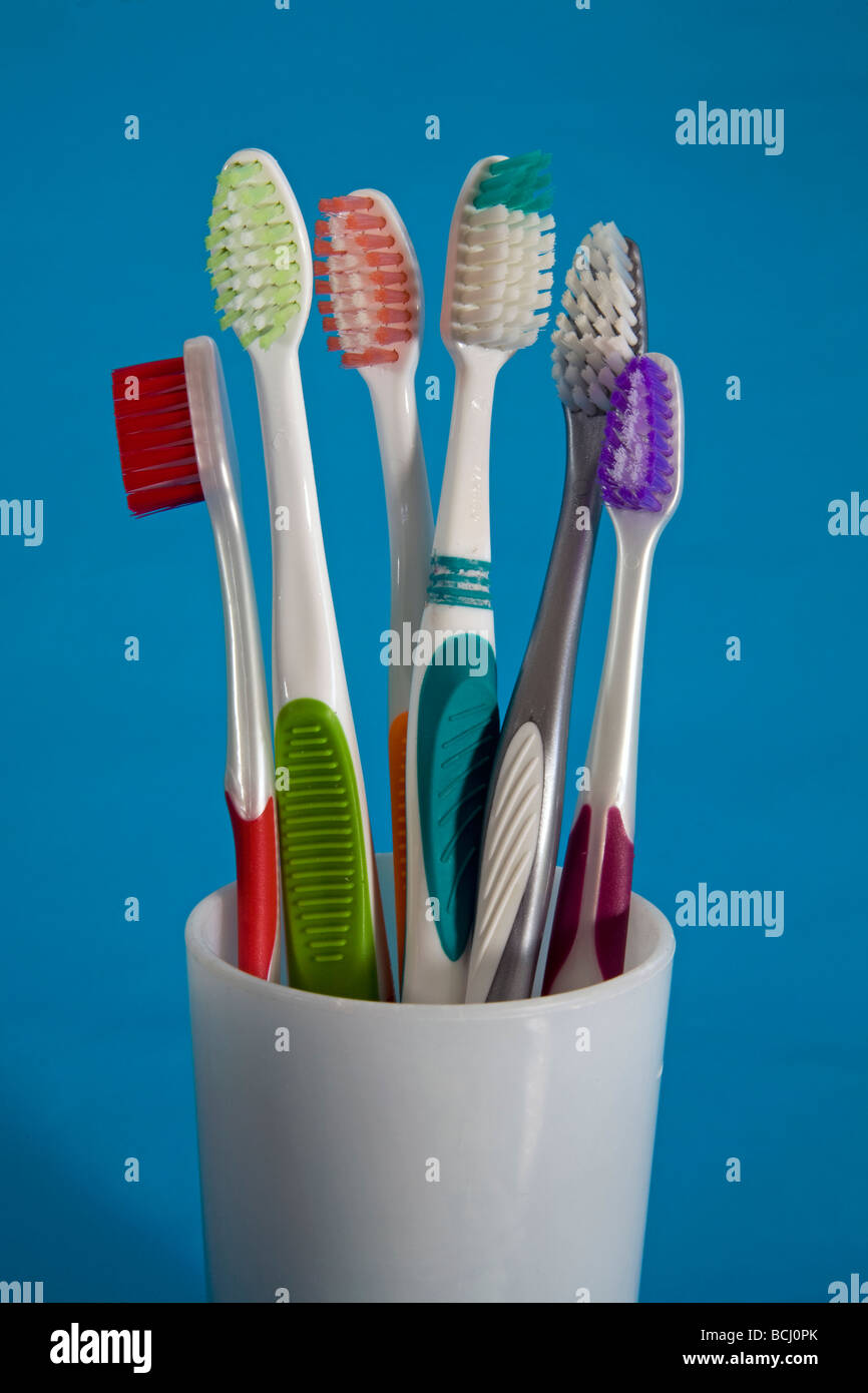 Gli spazzolini da denti in una tazza. Foto Stock