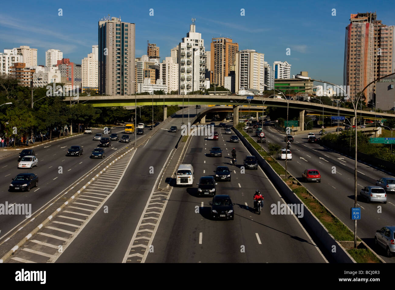 Sistema di strada vicino al parco di Ibirapuera Foto Stock