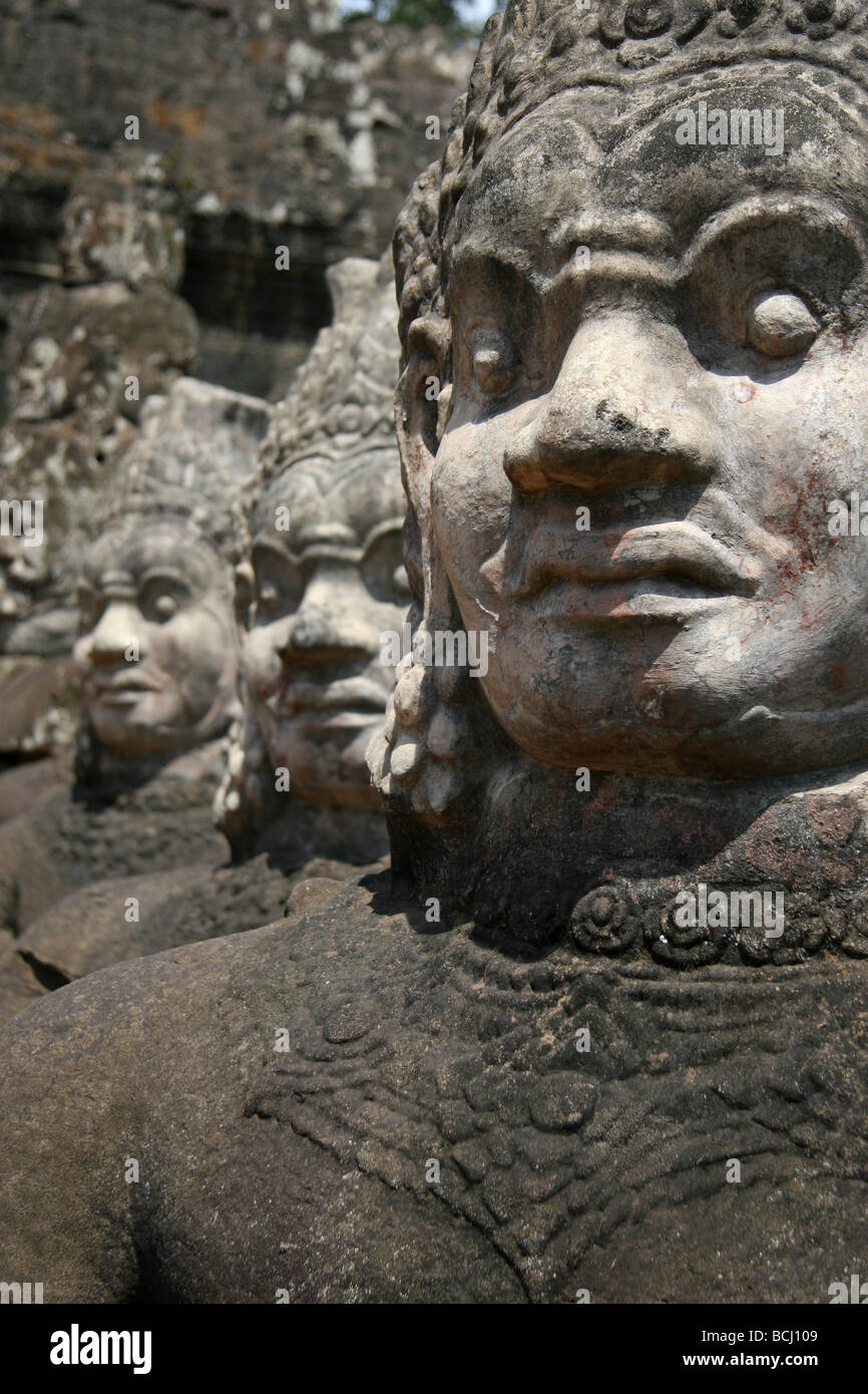 Custode in tempio Bayon, vecchio tempio in Cambogia, nei pressi di Angkor Wat Foto Stock