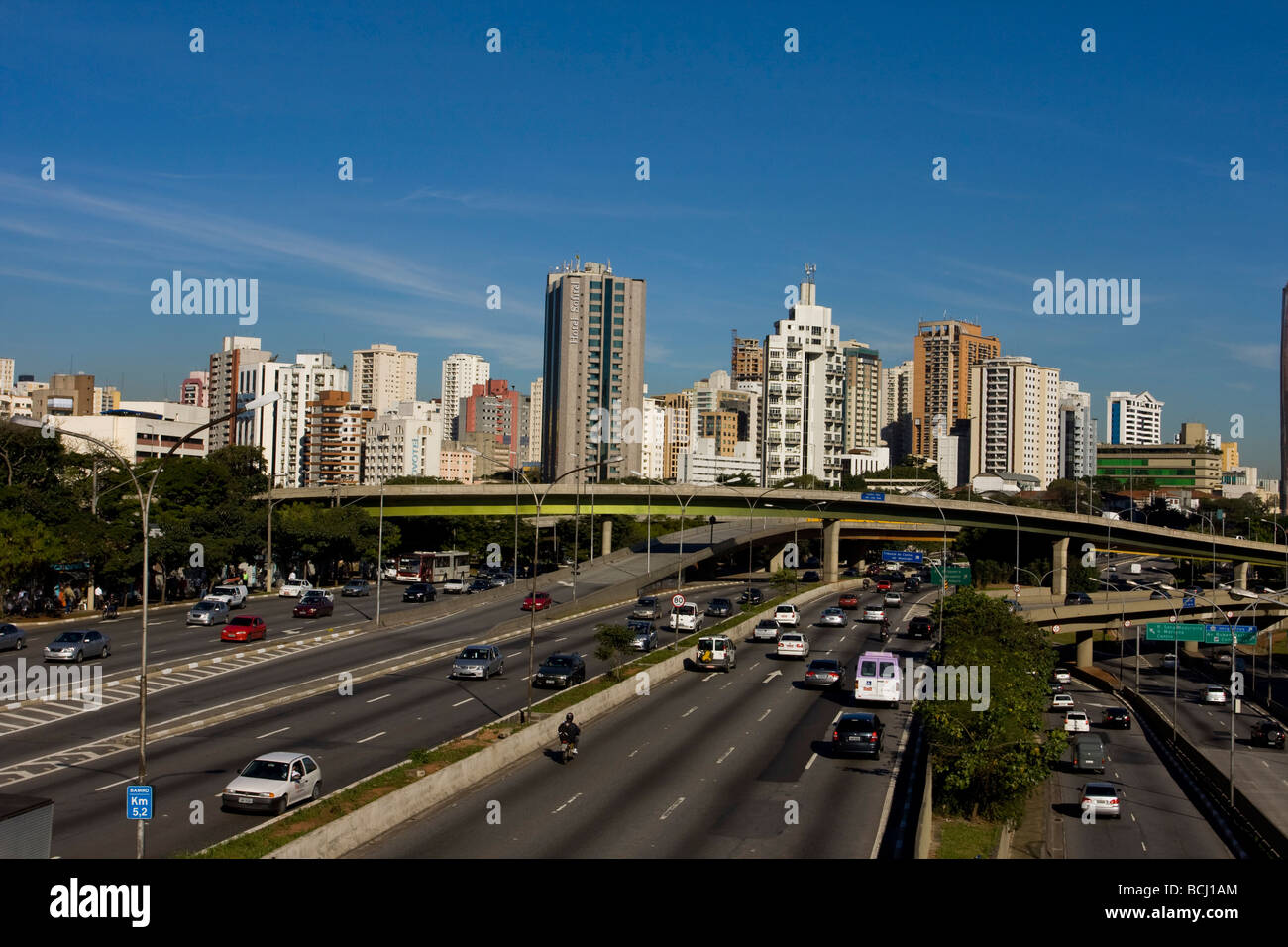 Sistema di strada vicino al parco di Ibirapuera Foto Stock