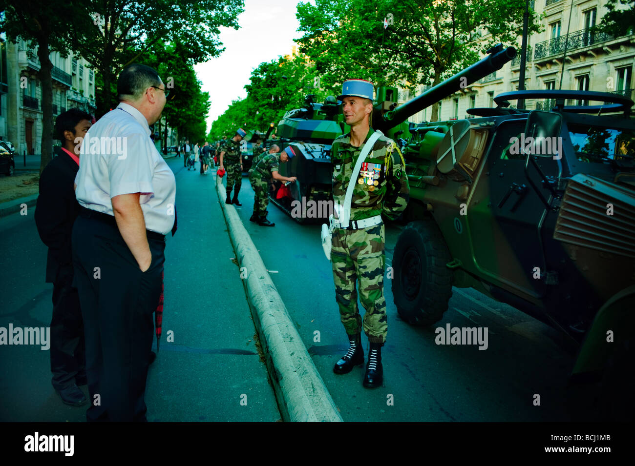 Parigi Francia, due persone, eventi pubblici celebrazione del giorno della Bastiglia "14 luglio" Parata militare uomo dell'esercito francese che parla al pubblico, standing Street Foto Stock