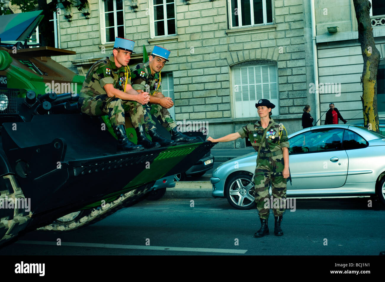 Parigi Francia, eventi pubblici "Bastille Day' Celebrazione " 14 luglio " militari dell esercito francese uomini che parlano di donna sulla strada del serbatoio Foto Stock