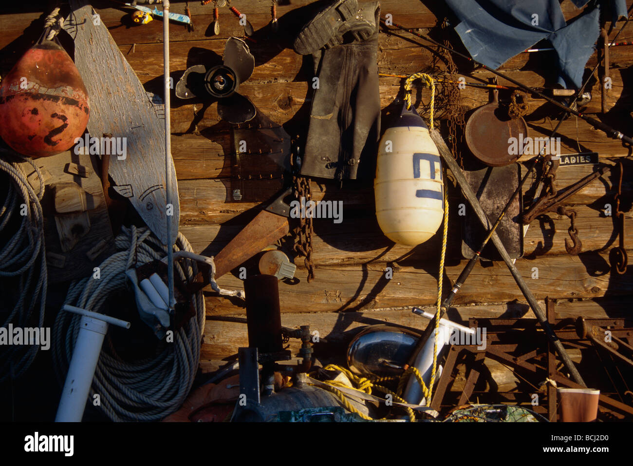 Raccolta di invecchiamento di attrezzature da pesca sulla parete Homer AK KP Inverno Foto Stock