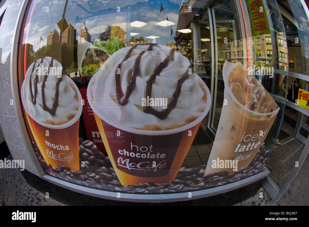 Annunci per acqua calda e fredda bevande McCafe nella finestra di un McDonald s restaurant in Union Square a New York Foto Stock