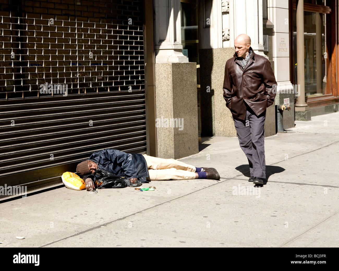 Senzatetto si distribuisce sulla Quinta Avenue in New York City Foto Stock