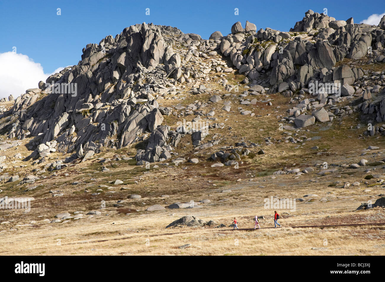 Gli escursionisti sulla via a Mt Kosciuszko Nord e la testa cilindri Kosciuszko Parco Nazionale montagne innevate del Nuovo Galles del Sud Australia Foto Stock