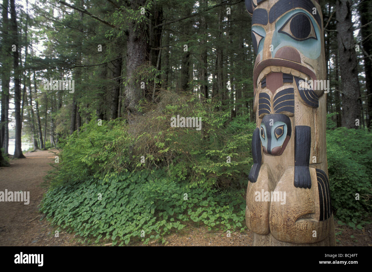 Il Totem Pole sul percorso @ Sitka National Historic Park se Rana AK/Raven Pole Foto Stock