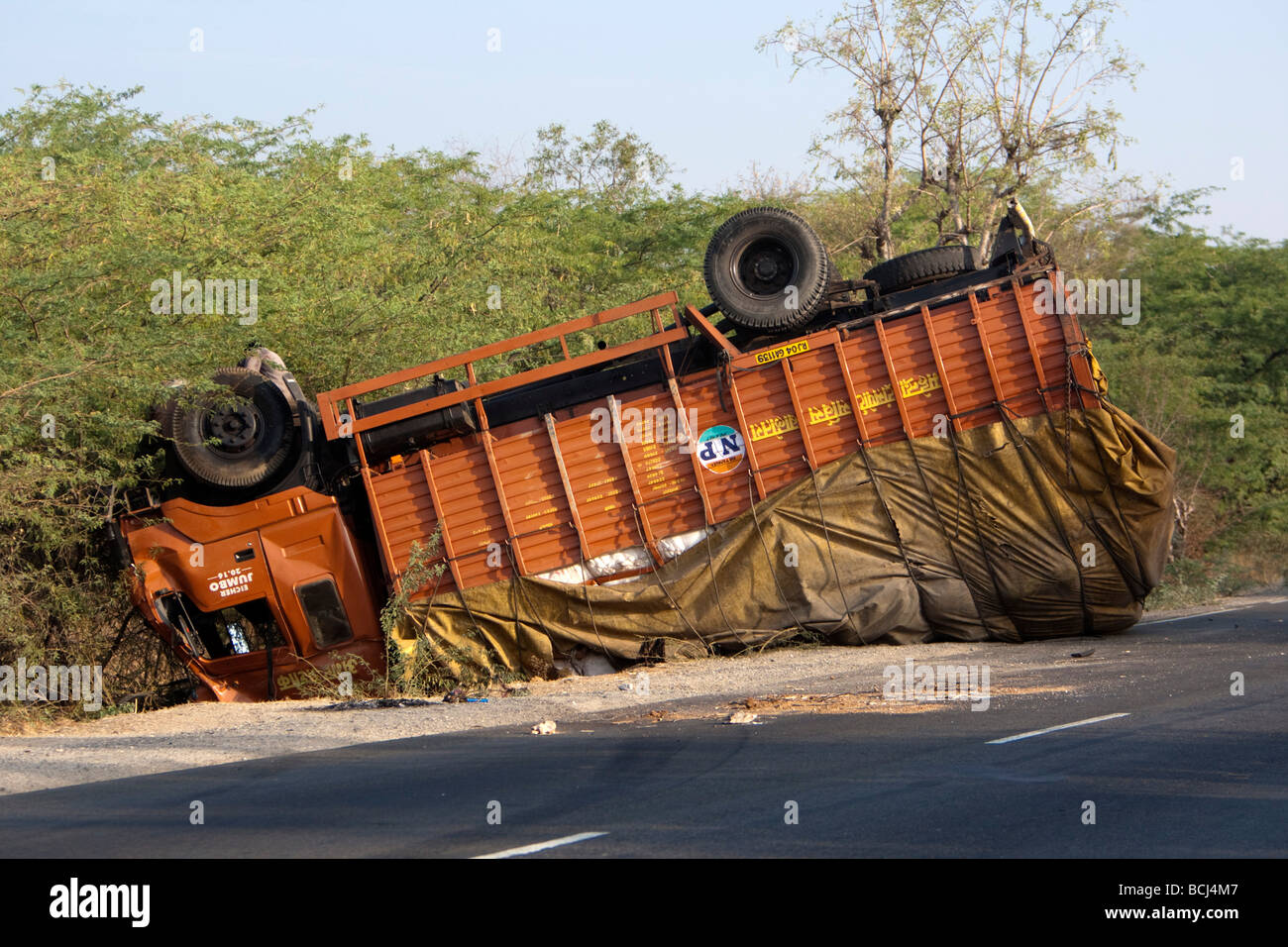 Roll over carrello incidente Gujarat India Foto Stock