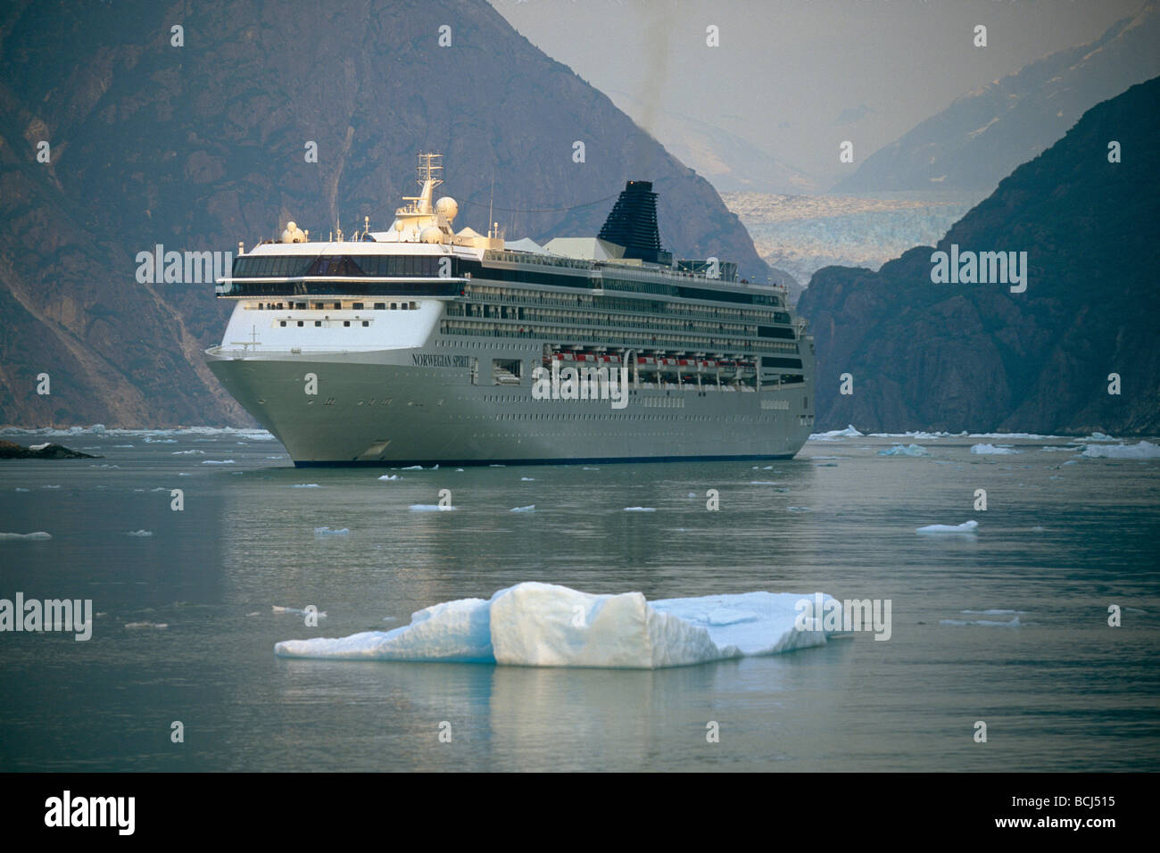 La Norwegian Cruise Ship *Spirito* Tracy Arm SE AK Estate w/Iceberg Fords-Terror selvaggia Foto Stock