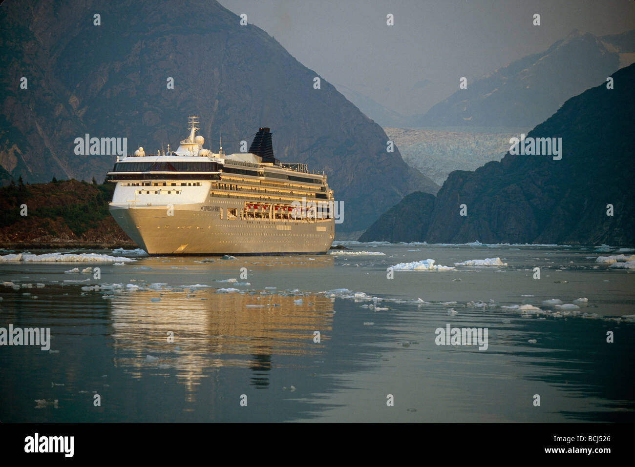 La Norwegian Cruise Ship *Spirito* Tracy Arm SE AK Estate w/Iceberg Fords-Terror selvaggia Foto Stock