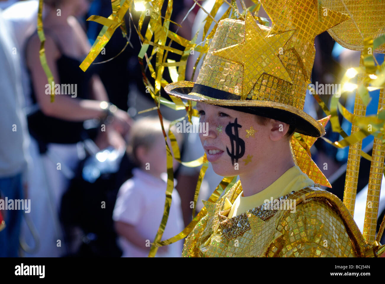 Ragazzo vestito d'oro hat in street parade Foto Stock