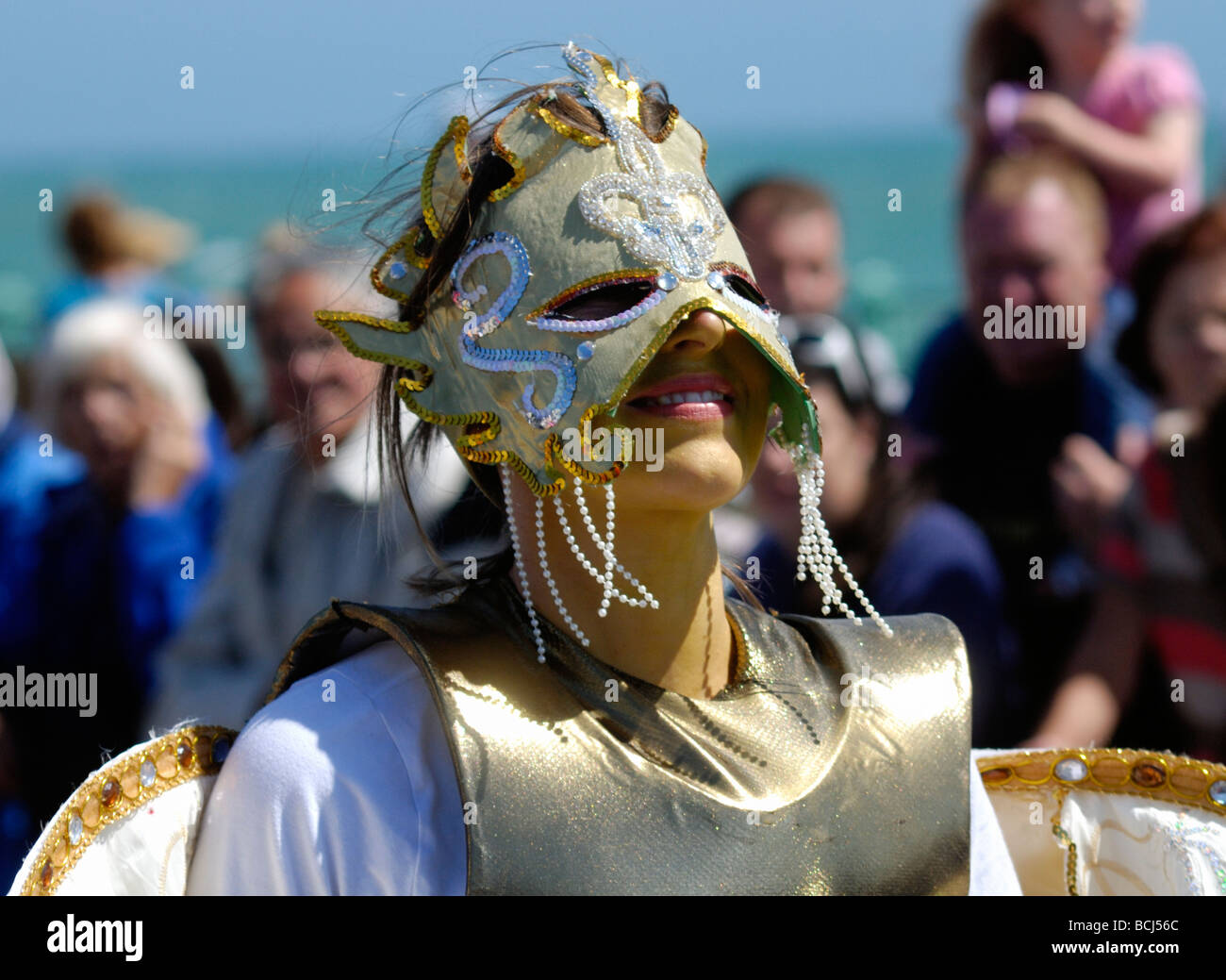Ragazza in costume di argento e la maschera in street parade Foto Stock