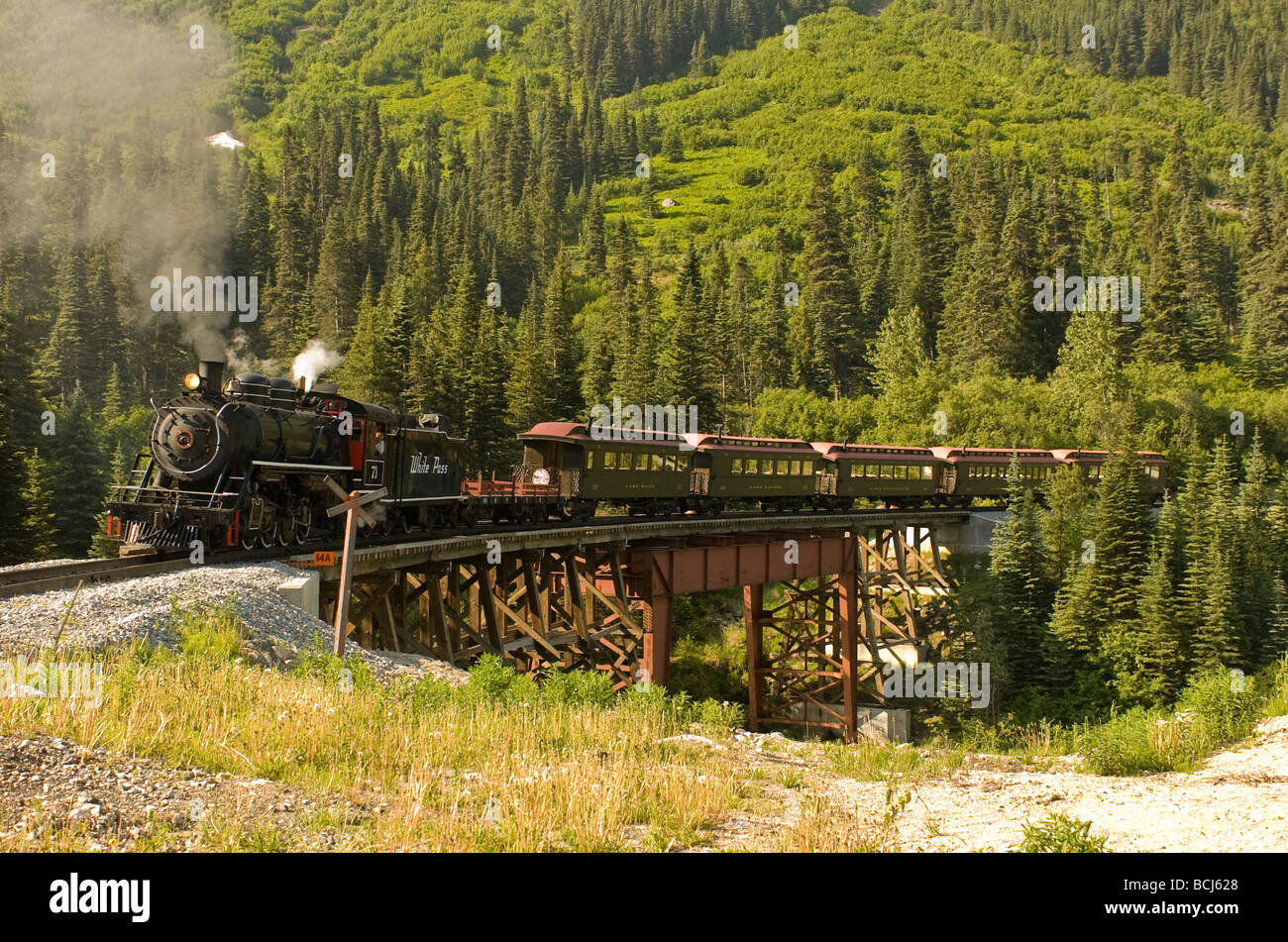 White Pass & Yukon Railroadtrain attraversa un tressel vicino a Skagway in Alaska, Foto Stock