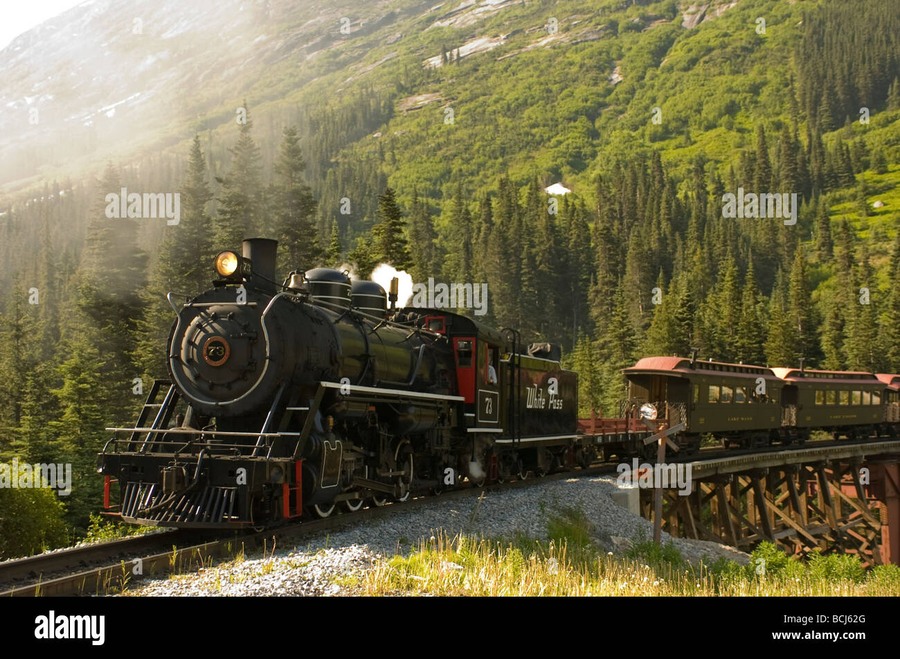 White Pass & Yukon Railroadtrain attraversa un tressel vicino a Skagway in Alaska, Foto Stock