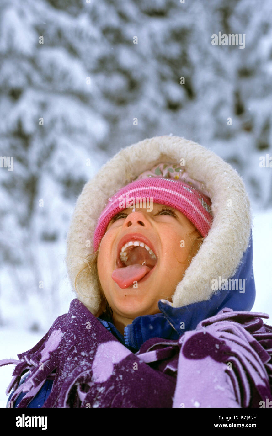 Giovane ragazza cattura i fiocchi di neve sulla linguetta SC AK Inverno Foto Stock