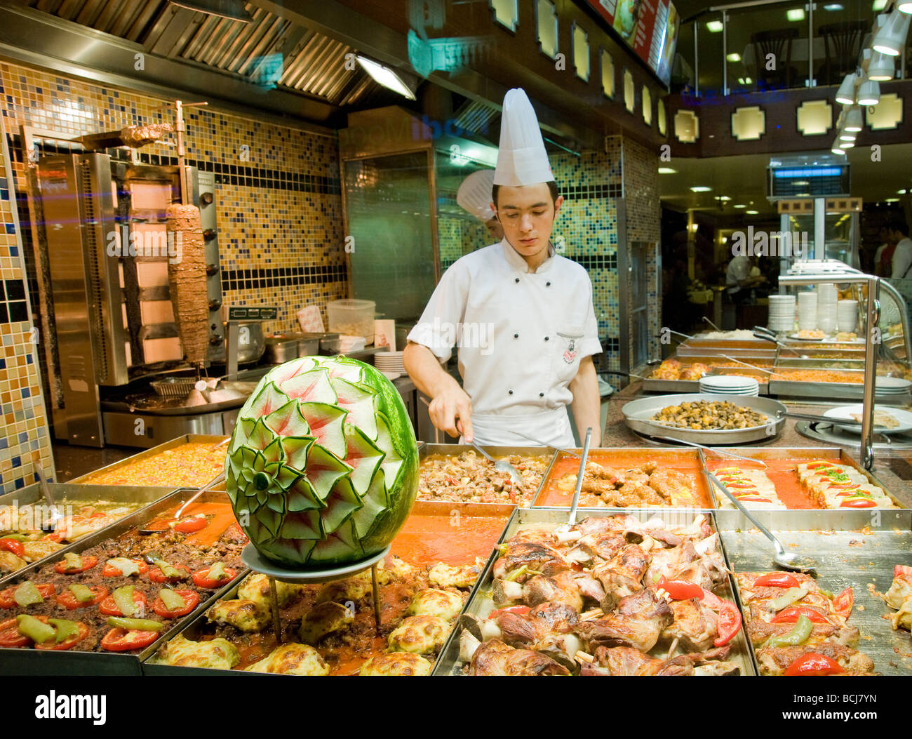 La tipica 'lokanta' ristorante che serve riscalda gli alimenti precotti per mangiare o prendendo il via in Turchia Foto Stock