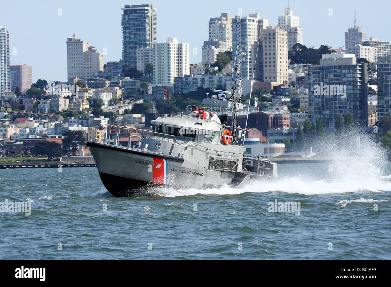 Coast Guard 47 piedi scialuppa di salvataggio del motore in base alla stazione di Golden Gate cerca la Baia di San Francisco per un segnalato PIW (persona in acqua). Foto Stock