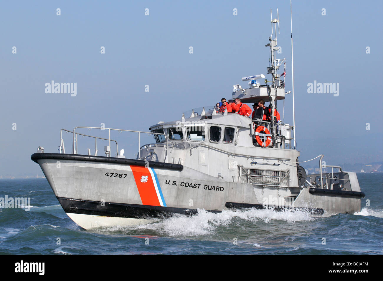 47 piedi scialuppa di salvataggio del motore in base alla stazione di Golden Gate pattuglia le acque della Baia di San Francisco Foto Stock