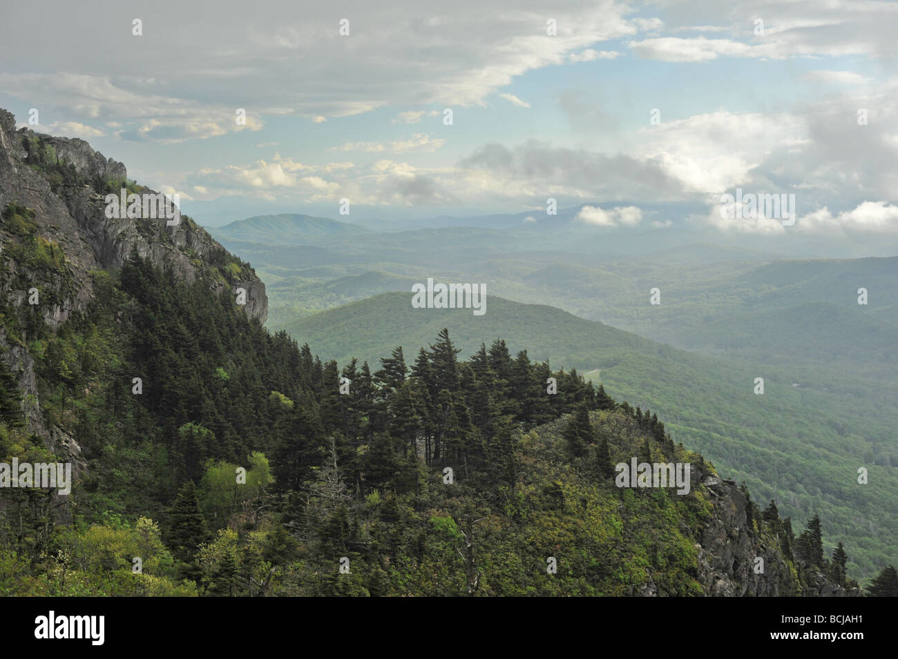 Le creste della montagna vicino al Blue Ridge Parkway in monti Appalachi del North Carolina, USA con puffy nuvole nel cielo blu Foto Stock