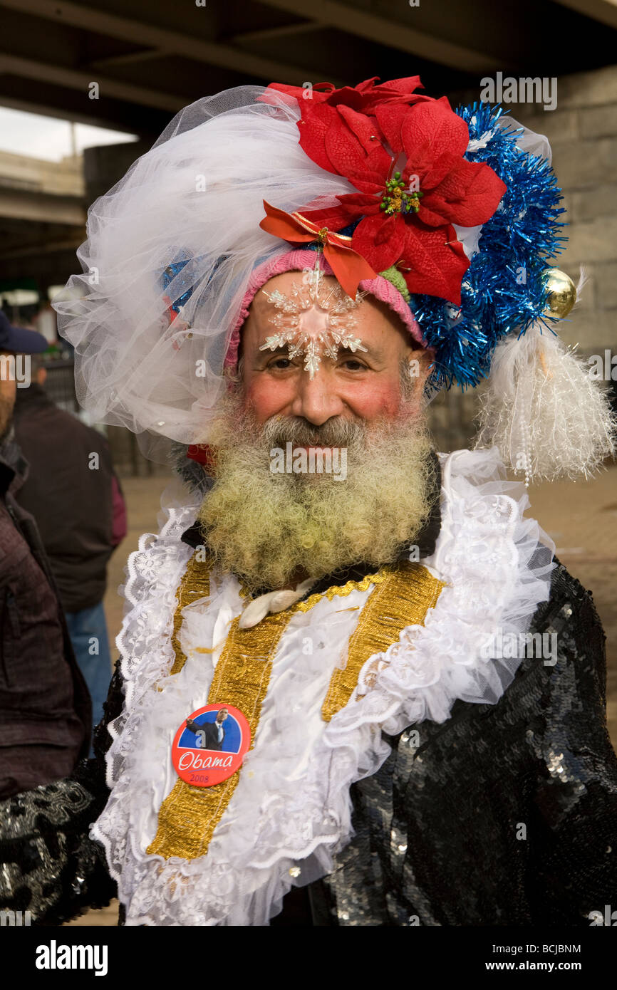 L uomo indossa un abito e il pezzo di testa come parte del suo street perfomance in costume di Brooklyn New York anche Lui indossa un pulsante di Obama Foto Stock