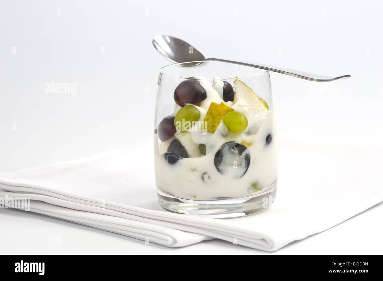 Vetro di yogurt con frutta Foto Stock