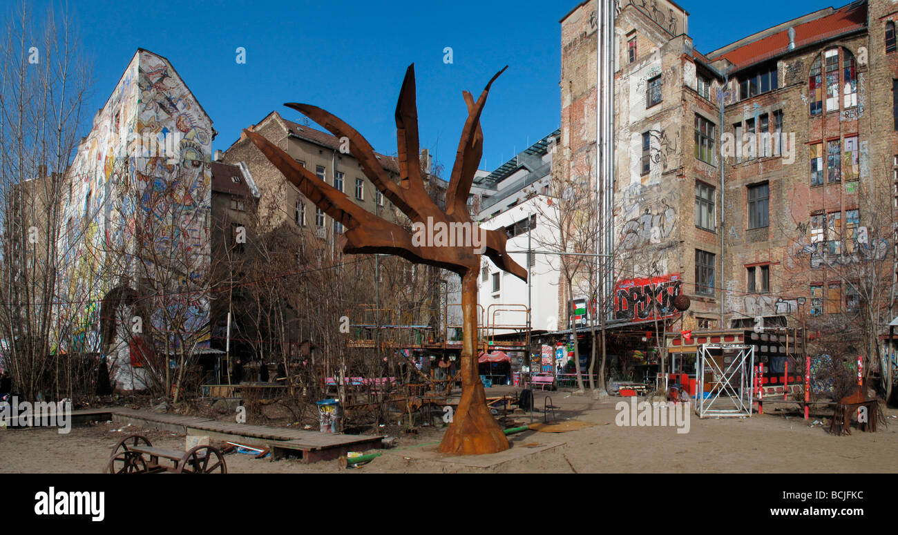 Germania Berlino graffiti e metallo pesante scultura nella zona ebraica Art Center Tacheles Foto Stock